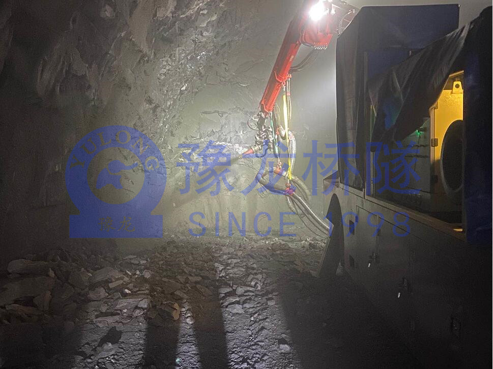 湖南省平江县隧道初衬施工现场机械手湿喷台车